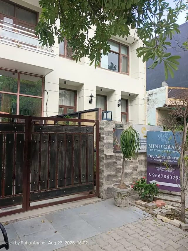 Street view close to the clinic entrance in Greater Noida